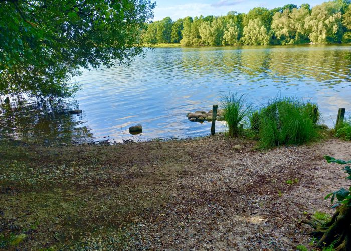 Wanderweg am See versteckte Badestellen